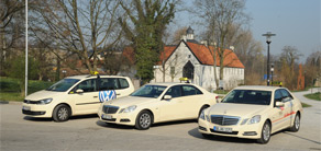 drei taxis vor haus rodenberg